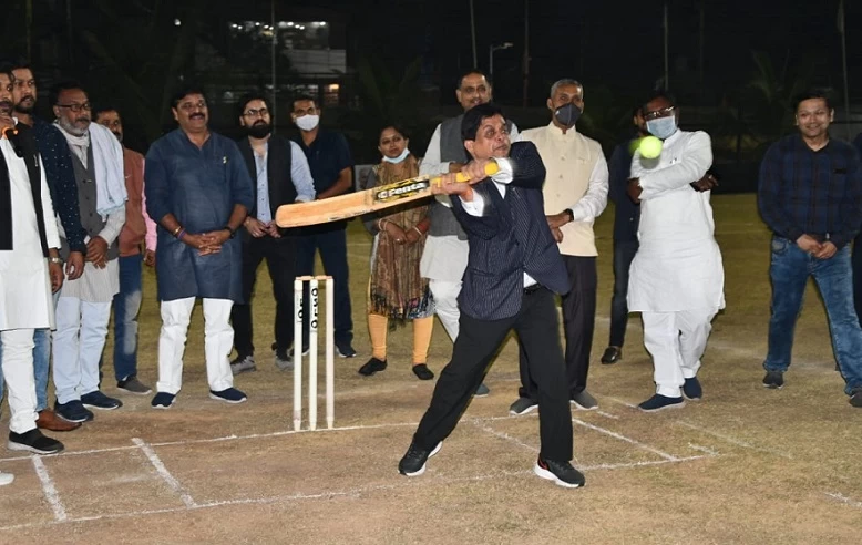 महापौर एजाज ढेबर ने की बॉलिंग तो मंत्री डहरिया ने लगाए चौके-छक्के, क्रिकेट प्रतियोगिता का किया शुभारंभ