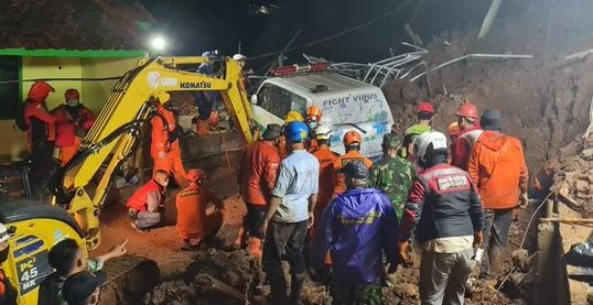 विमान हादसे के बाद इंडोनेशिया में एक और बड़ा हादसा, भूस्खलन की घटना में कम से कम 11 लोगों की मौत, 18 घायल