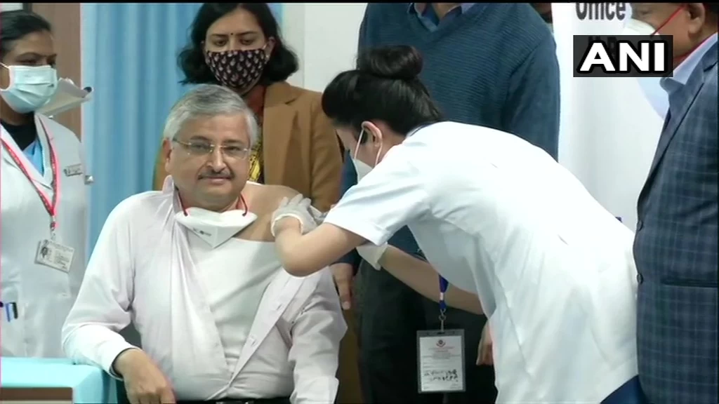 दिल्ली एम्स के निदेशक रणदीप गुलेरिया ने लगवाई वैक्सीन, बोले ‘मुझे बहुत गर्व महसूस हो रहा है क्योंकि मुझे वैक्सीन लगी’