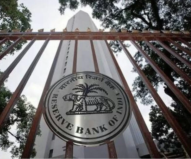 RBI ने अब इस बैंक पर दिखाई सख्ती, ग्राहक नहीं निकाल सकेंगे पैसा