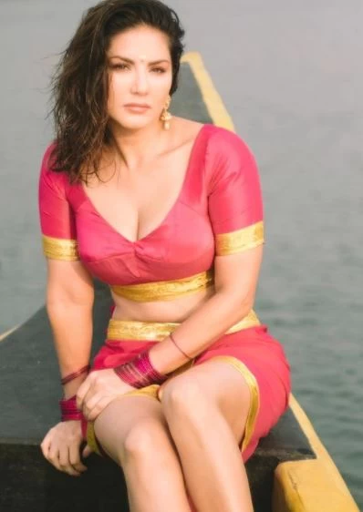 Sunny Leone Hot Photos: केरल पहुंची सनी लियोन ने ट्रेडिशनल अवतार में दिखाया हॉट अंदाज, इंटरनेट पर वायरल हुई ये खूबसूरत तस्वीरें