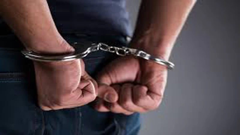 फर्जी पुलिसकर्मी बनकर होटल से लूट लिए 12 करोड़ रुपये, आरोप में आठ लोग गिरफ्तार
