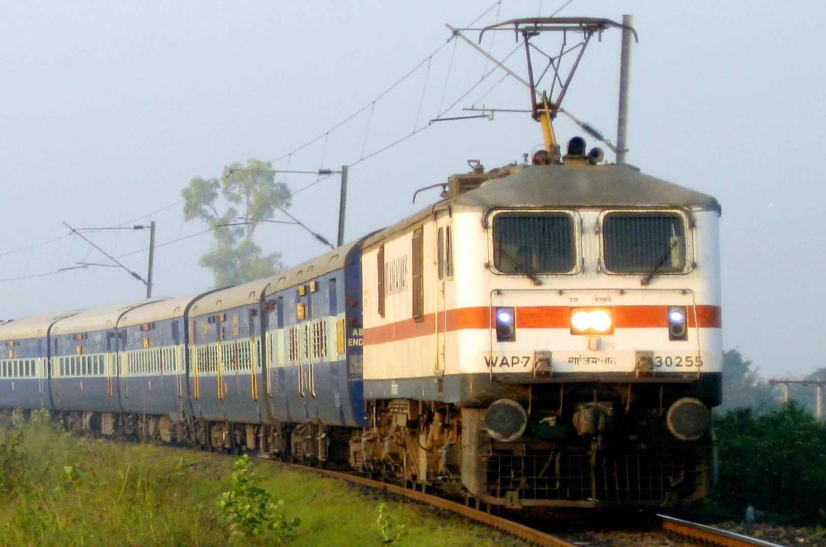 अब रेलवे ने यात्रियों को दिया बड़ा झटका, बढ़ाया ट्रेनों का किराया, बताई ये वजह