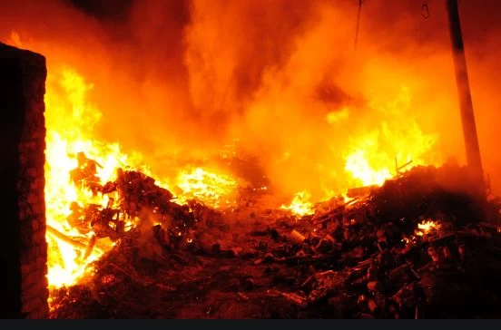 बाजार में लगी भीषण आग, 25 दुकानें जलकर खाक, आग ​पर पाया काबू