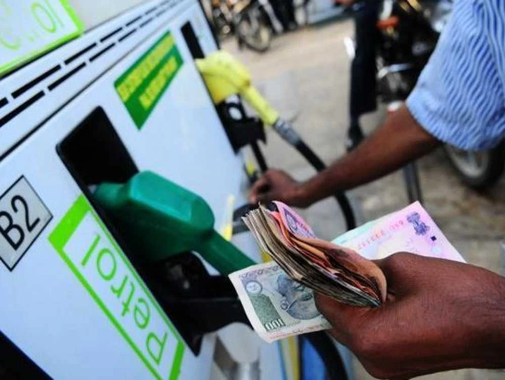 आज फिर बढ़े पेट्रोल-डीजल के दाम, राजधानी में पहली बार 100 रुपए के पार पेट्रोल, देखें नई रेट