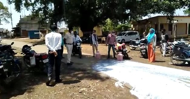 दूध व्यापारी ने सड़क पर बहाया दूध, प्रशासन द्वारा चालानी कार्रवाई से हुआ नाराज