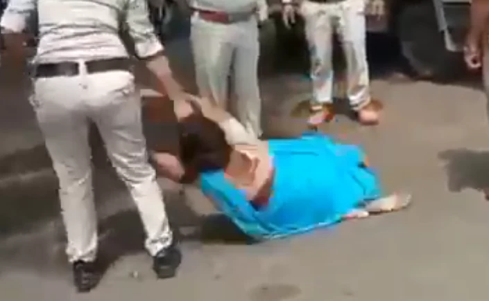 मास्क नहीं पहनने पर पुलिस ने सड़क पर की महिला की पिटाई, बाल पकड़कर घसीटा भी