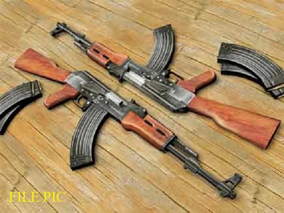 AK- 47 राइफल देखकर ग्रामीणों के उड़े होश, पुलिस ने मौके से 4 खाकी वर्दी भी जब्त की