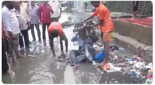 video : विधायक ने ठेकेदार को कचरे से नहलाया, बारिश से पहले नाला साफ नहीं होने पर दी सजा, देखें वायरल वीडियो