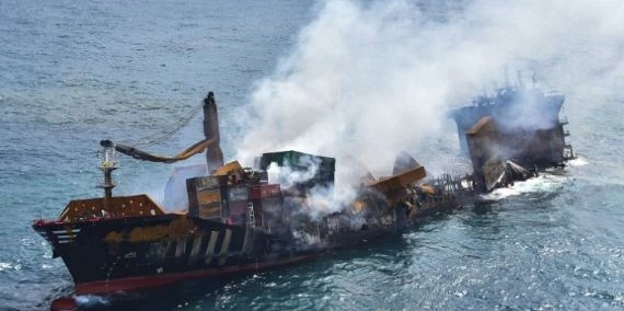 आग लगने से तबाह हुआ जहाज समुद्र में डूबा, 25 टन नाइट्रिक एसिड और अन्य रसायन से बढ़ा प्रदूषण का खतरा