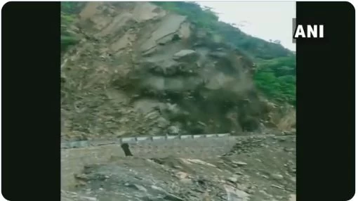 नेशनल हाइवे पर टूट पड़ा पहाड़, बंद हुआ रास्ता, खतरे ​के निशान के ऊपर बह रही नदी…देखें खौफनाक वीडियो