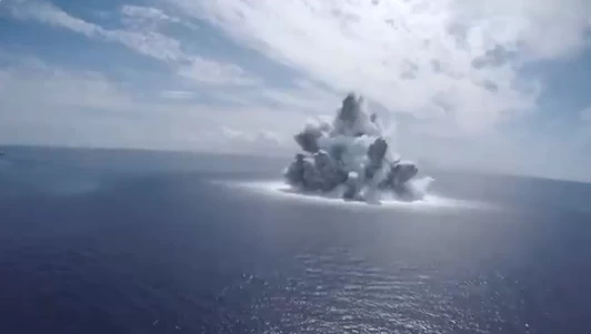 America bomb explosion video 2021 : समंदर में लग गई आग..जब अमेरिका ने फोड़ दिया 18,000 किलो का शक्तिशाली बम