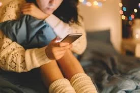 कोरोना संकट में ‘मोबाइल एडिक्शन’ का शिकार हो रहे बच्चे ? जानें नुकसान और इससे बचने के उपाय
