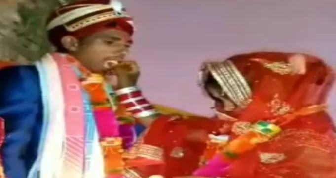 Angry dulha viral video : नई नवेली दुल्हन के नखरे देखकर दूल्हे को आया गुस्सा, बाल पकड़कर मुंह में ठूंस दिया…